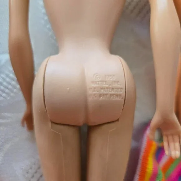 Vintage Barbie Doll with Accessories in GREAT Condition - Picture 3 of 12